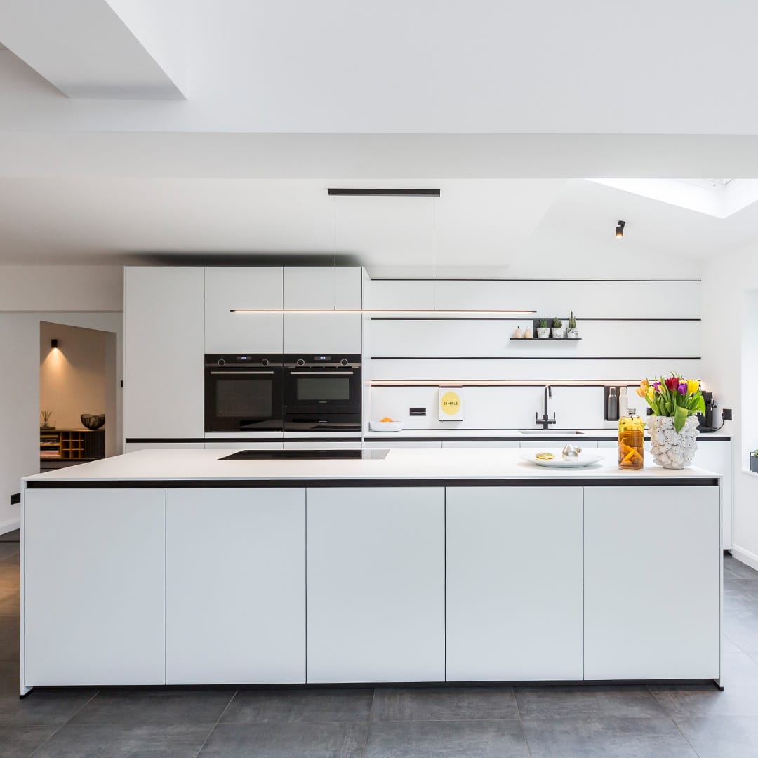 Monochrome Next125 kitchen design and fitting by Hubble